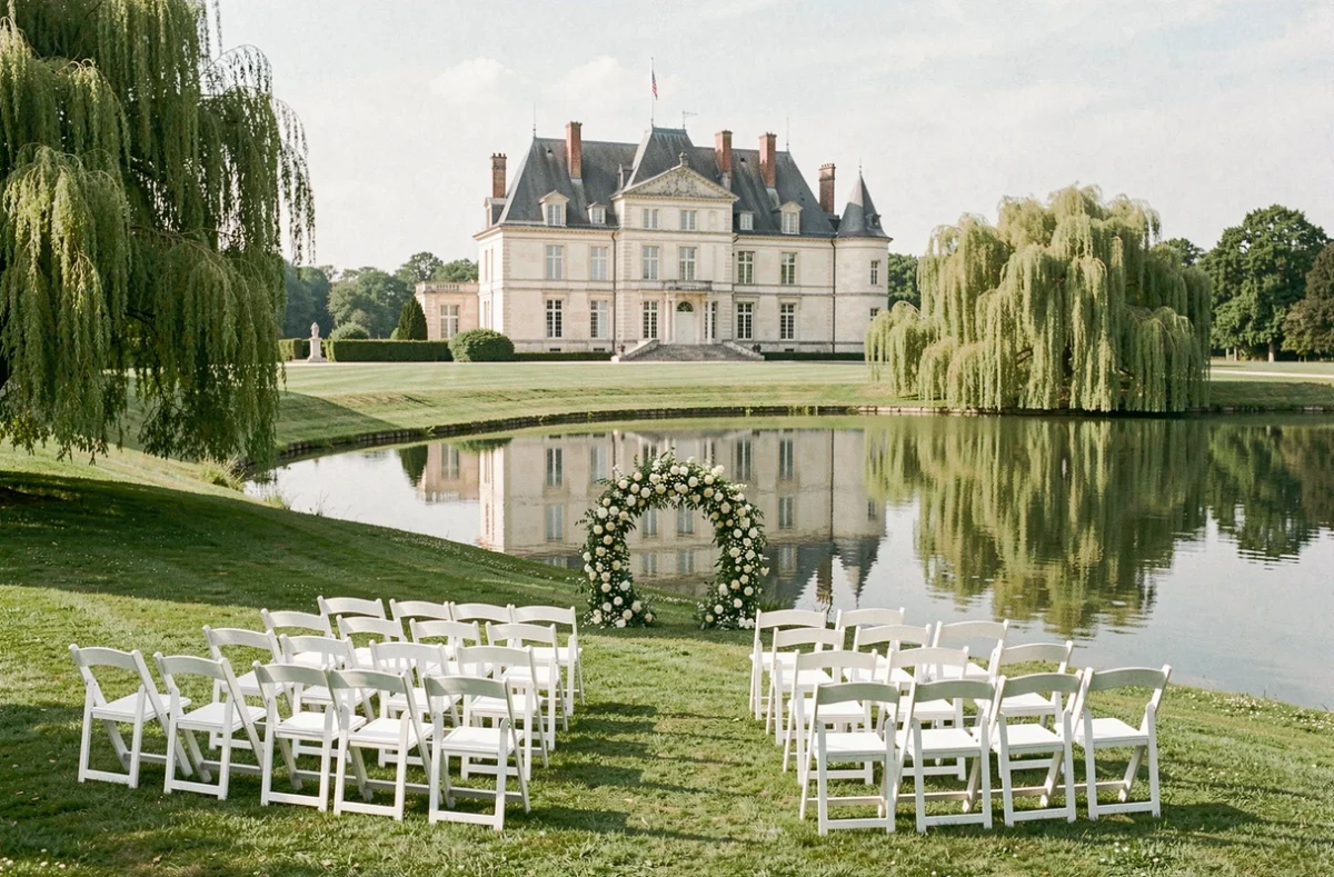 La cérémonie de mariage en plein air au bord du lac du Château de la Pierre, avec le reflet du château dans l'eau