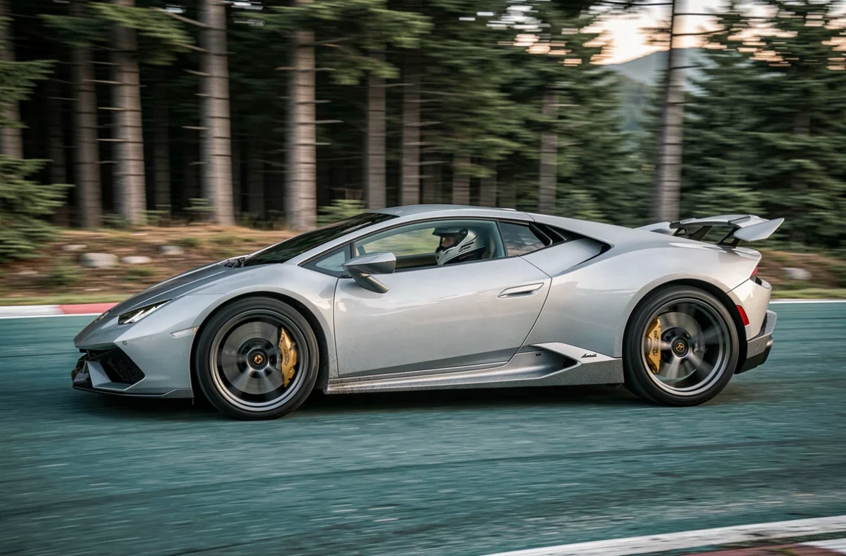 Lamborghini Huracán argentée en mouvement sur circuit de montagne, technique de filé photographique